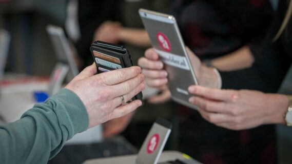 Telefoon die gescand wordt met een tablet