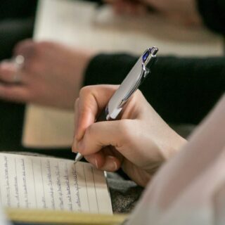hand met pen die schrijft