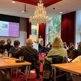 Mensen in een zaal