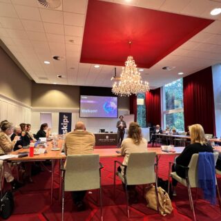 Mensen in een zaal