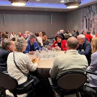 Dialoogsessies rond een tafel