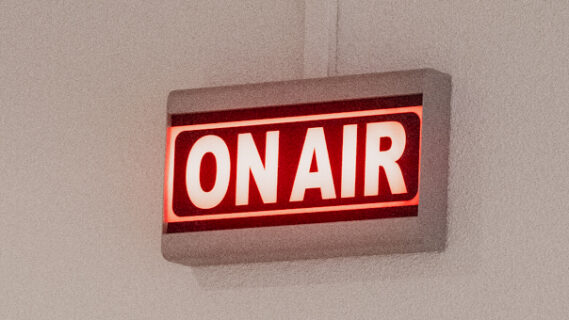 Een bord met daarop On Air