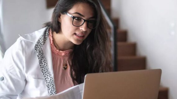 Vrouw staart naar computer