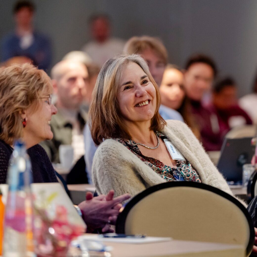 Vrouw in de zaal lacht