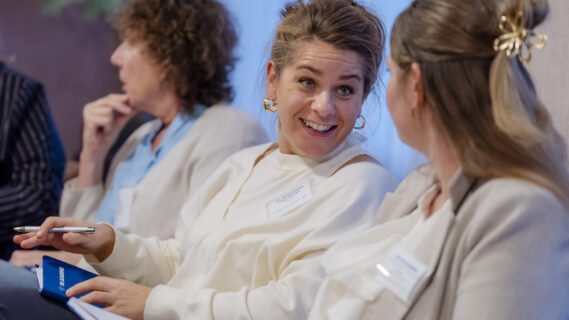 Twee vrouwen in de zaal praten met elkaar