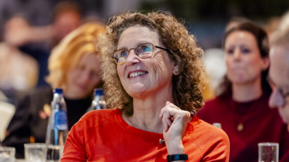 Vrouw in de zaal lacht
